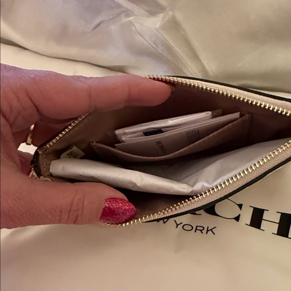 🌸 Coach NWT Chalk Corner Zip Wristlet In Signature Leather With Heart Charm - Picture 8 of 8